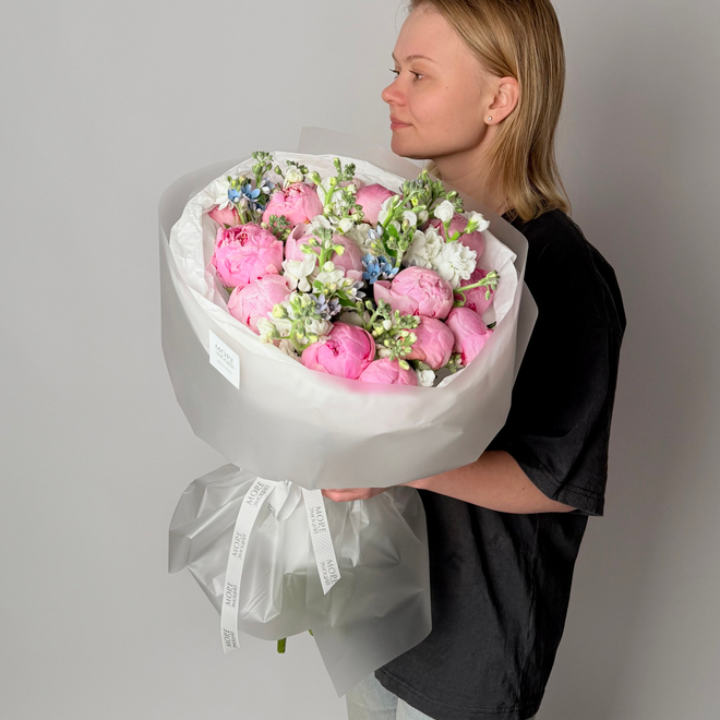 Триобукет из пионов, маттиолы и оксипеталума