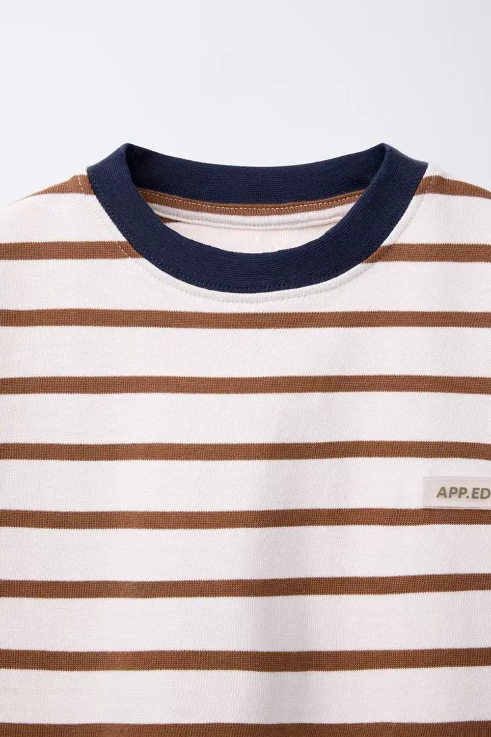 ZARA ФУТБОЛКА В ПОЛОСКУ ИЗ ПЛОТНОГО ДЖЕРСИ С НАШИВКОЙ, КОРИЧНЕВЫЙ/БЕЛЫЙ