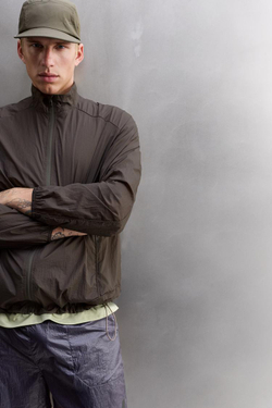 ZARA ЛЕГКАЯ КУРТКА ИЗ ВЫСОКОТЕХНОЛОГИЧНОЙ ТКАНИ, КОРИЧНЕВЫЙ