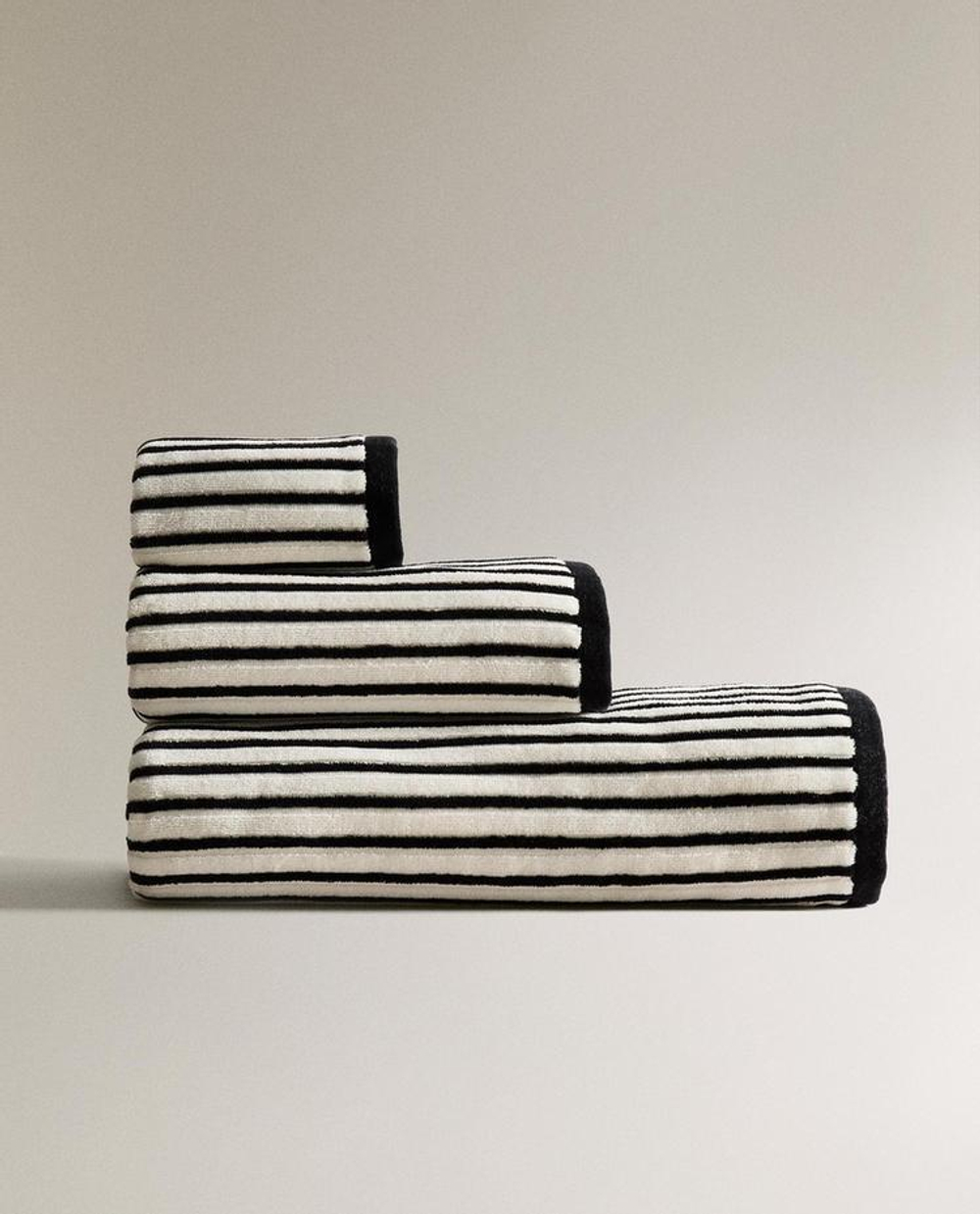 ZARA HOME БАННОЕ ПОЛОТЕНЦЕ ИЗ ВЕЛЮРА В ПОЛОСКУ, ПЕСОЧНЫЙ/ЧЕРНЫЙ