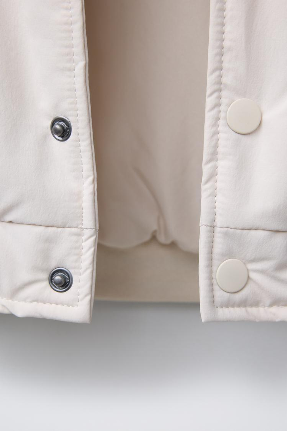 ZARA БОМБЕР В СТИЛЕ ПРЕППИ ИЗ ВЫСОКОТЕХНОЛОГИЧНОЙ ТКАНИ, ЭКРЮ