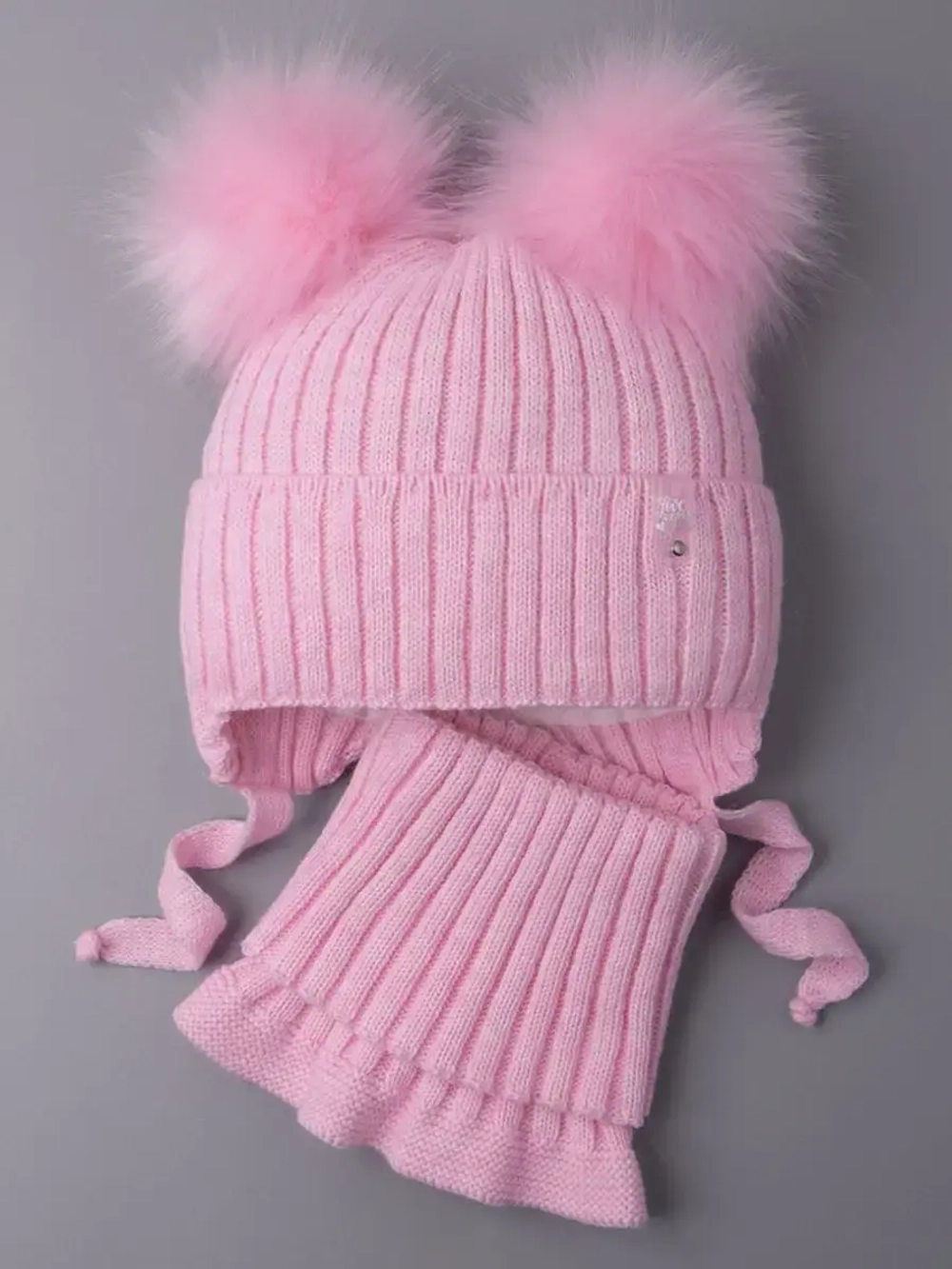 Шапка зимняя детская с помпонами и манишка