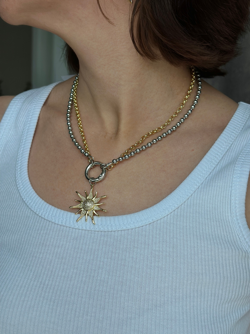 Колье биколор серебро и золото с подвесом солнце.