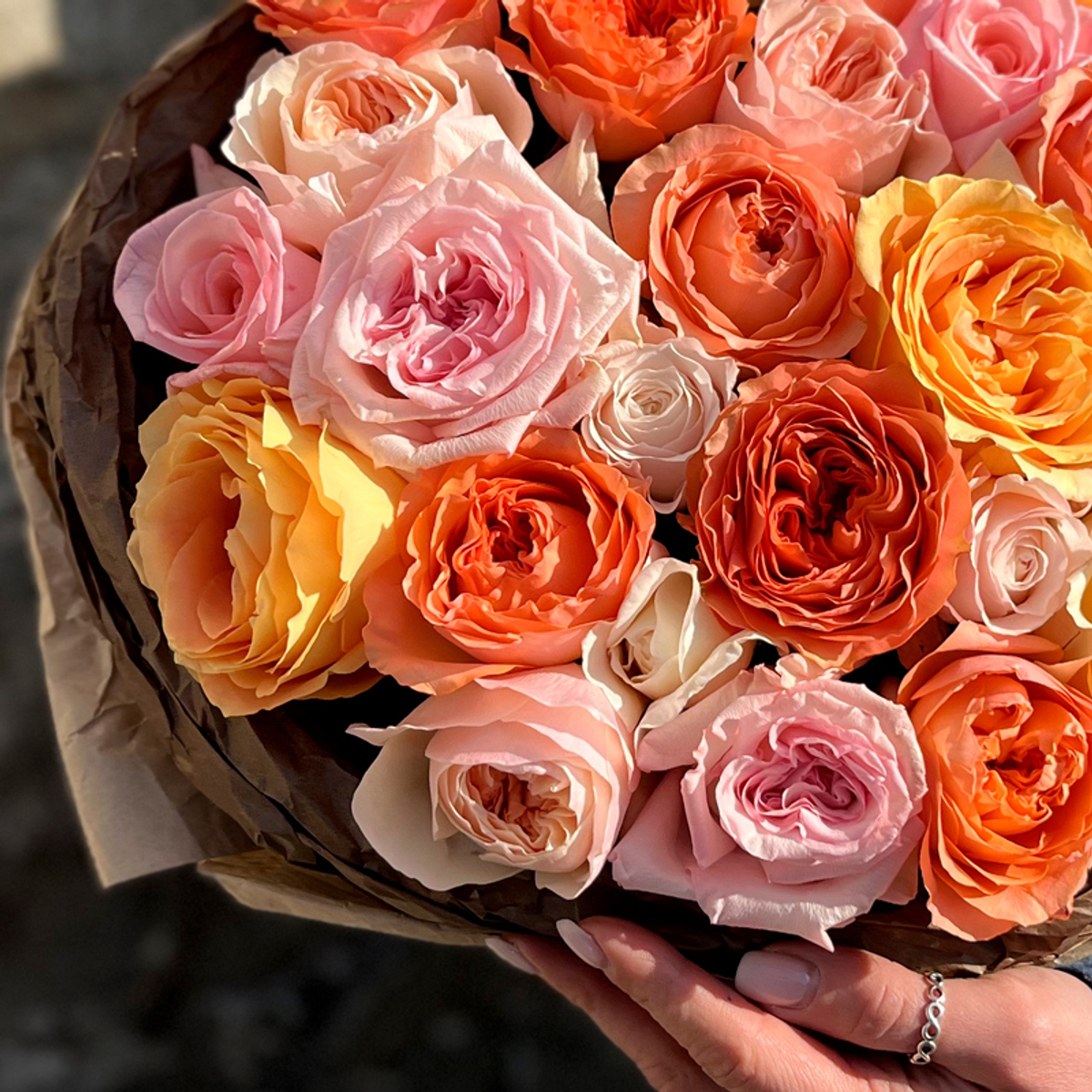 Коралловый микс — букет интерьерных и ароматных роз