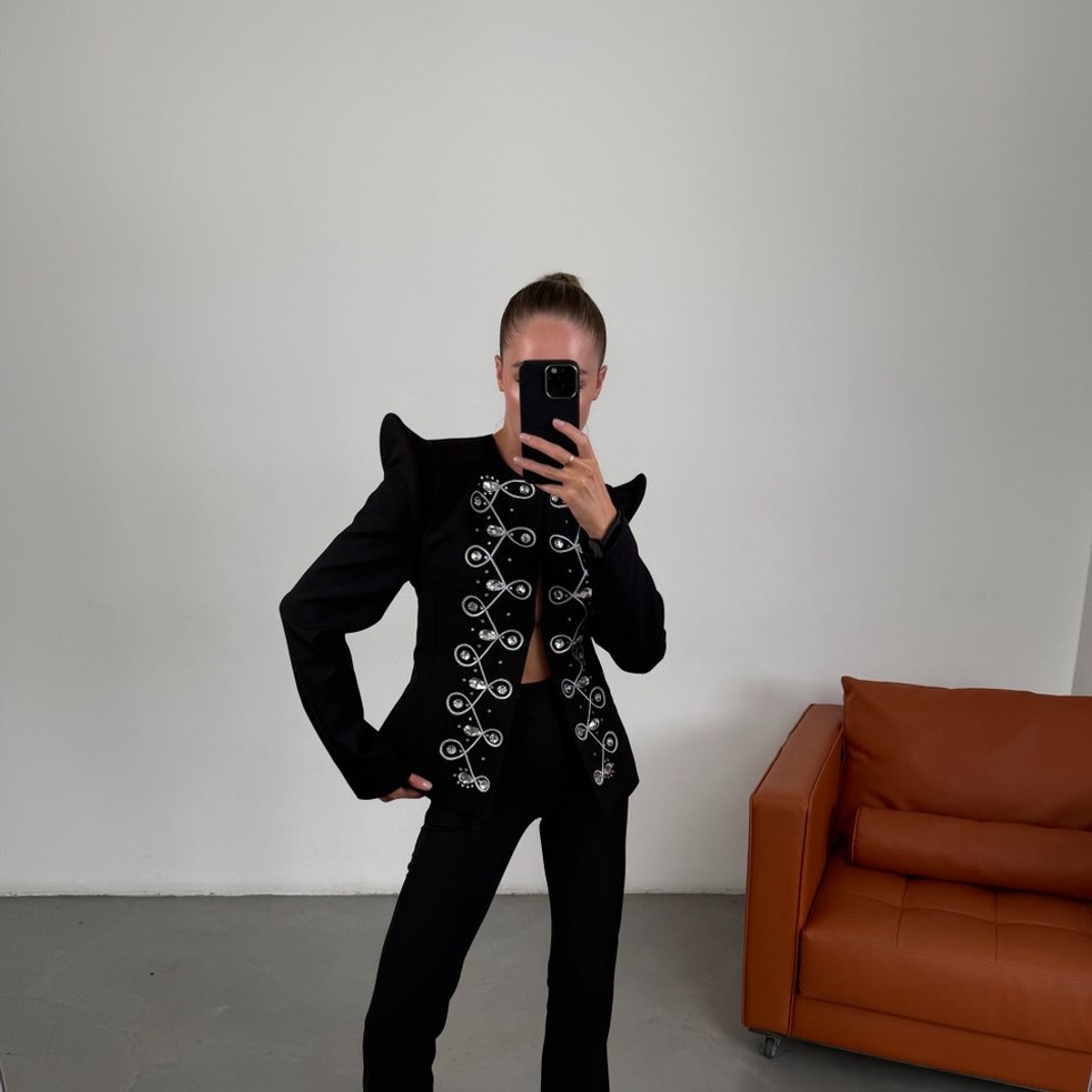 Каждый дизайн становится вещью-маркером для тех, кто предпочитает высказываться через одежду, превращая её в инструмент визуальной коммуникации в современном городе.