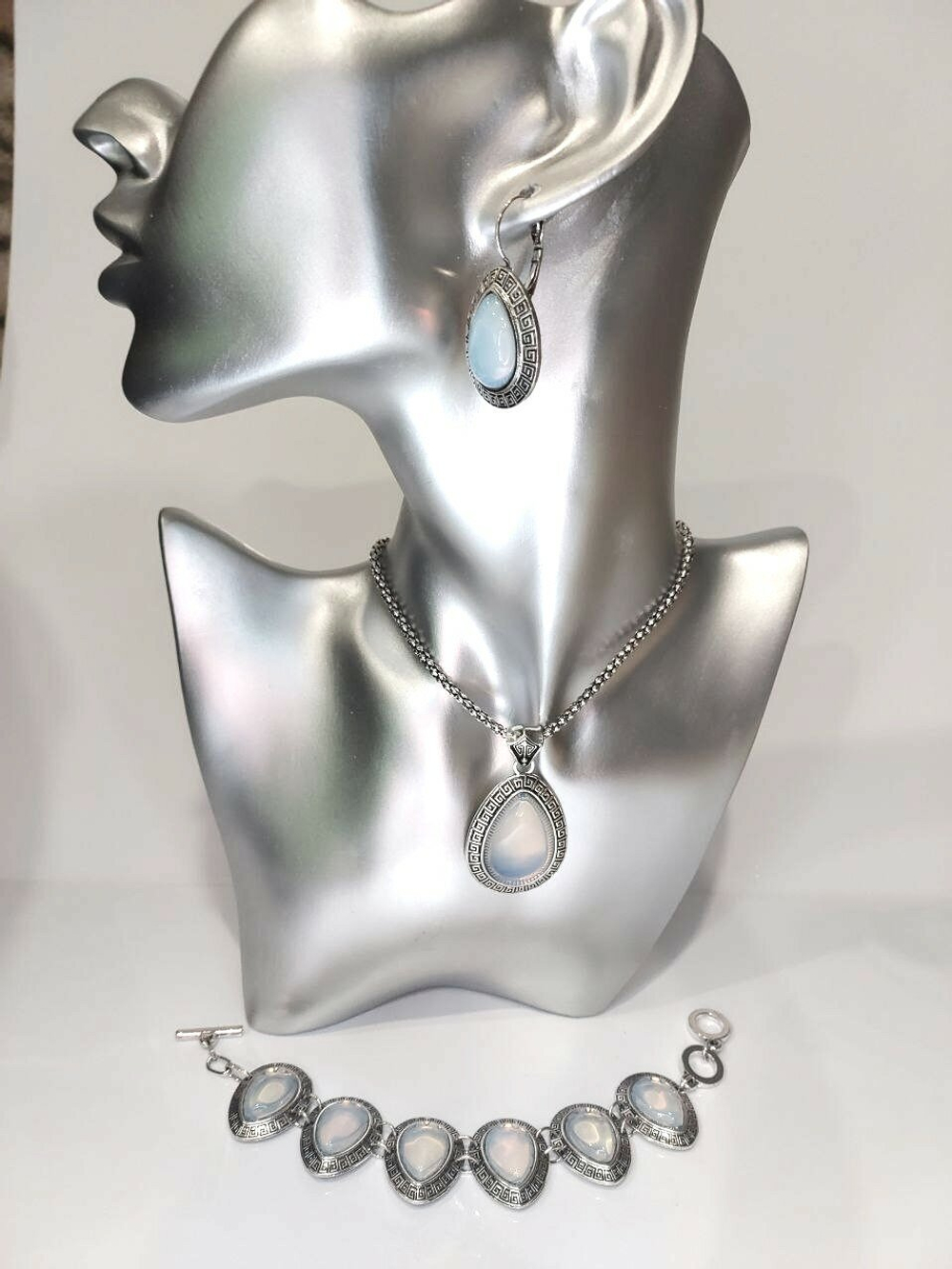 Комплект бижутерии "Лунный камень" - подвеска, серьги и браслет в форме капли