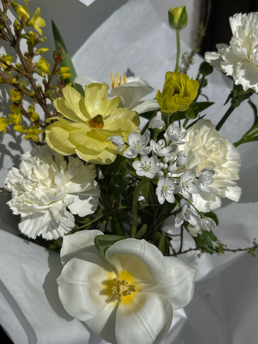 Букет сборный из ранункулюсов, тюльпанов, диантусов, аллиума и веток спиреи