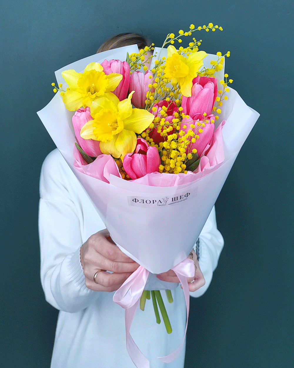 Весенний букет из мимозы,тюльпанов и нарциссов(00460)