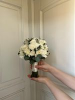 Свадебный букет из диантусов, эвкалипта, кустовых пионовидных и одноголовых роз