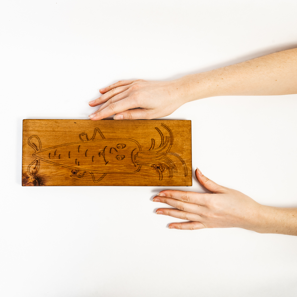 Деревянная разделочная доска из цельного куска древесины сибирского кедра для овощей с гравировкой "Веселая морковка" RD24