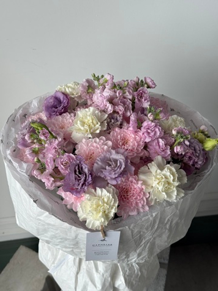 Букет из хризантемы, диантусов, маттиолы и лизиантуса