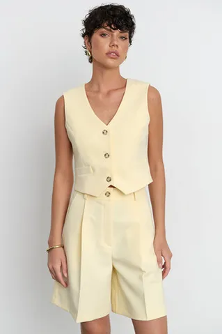 Жилет костюмный ванильного цвета