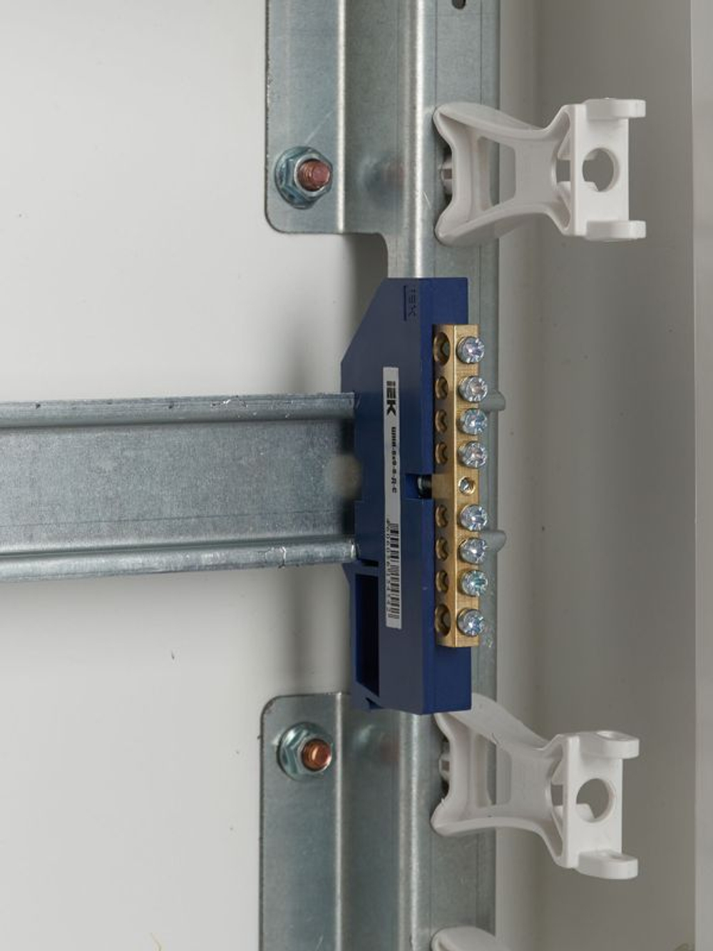 Шина нулевая на DIN-изол. ШНИ 6х9-8-Д-С IEK YNN10-69-8D-K07