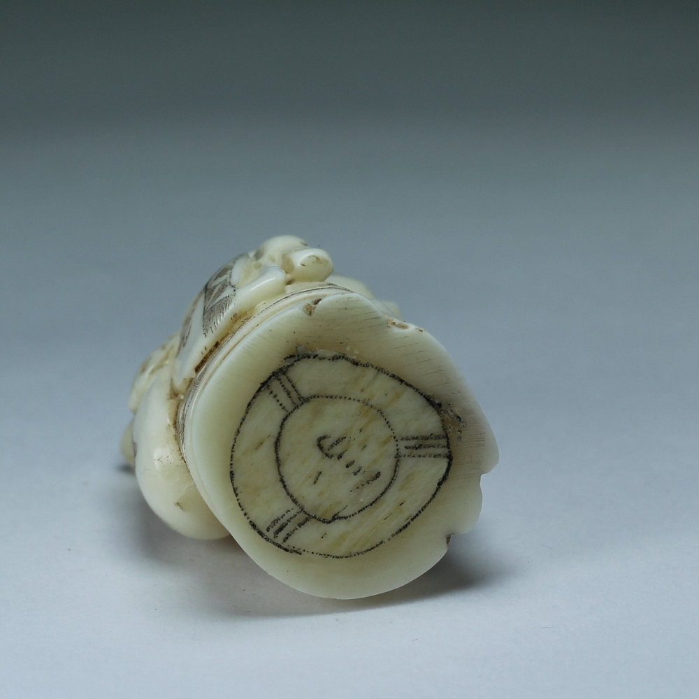 Нэцкэ Мальчик монах с мешком и иероглифом "счастье"