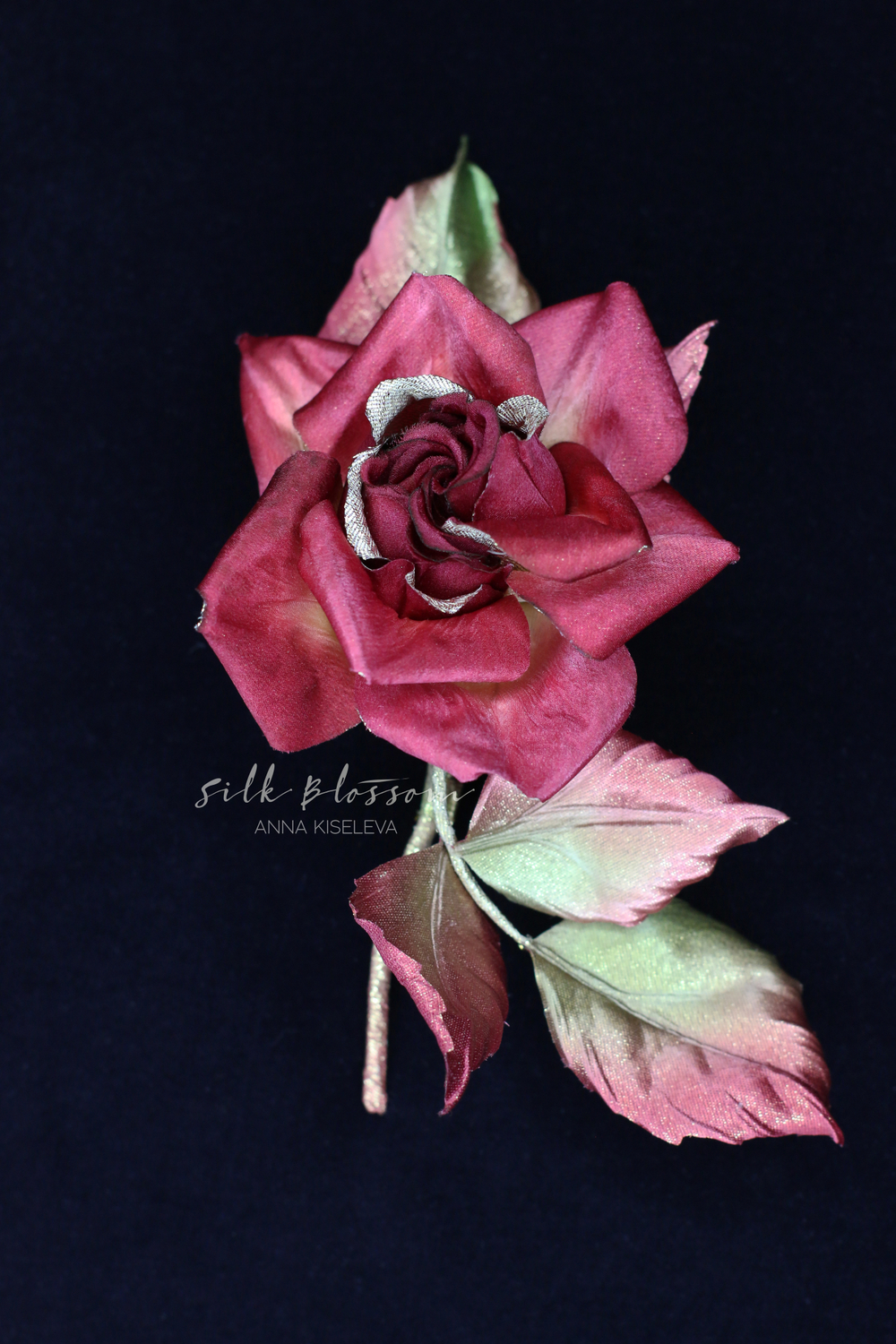 Брошь Бордовая роза из шелка с золотом