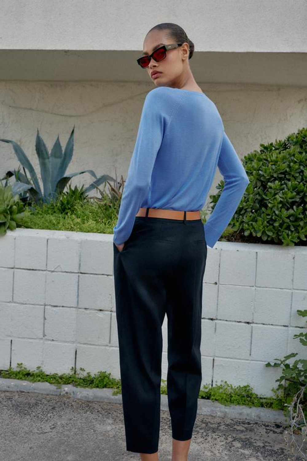 ZARA БРЮКИ ИЗ ЛЬНА С ЗАЩИПАМИ И РЕМНЕМ, МОРСКОЙ СИНИЙ