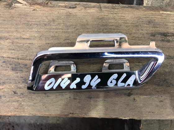 Накладка решетки радиатора Mercedes GLA (X156) 17-20 Б/У Оригинал A1568882100