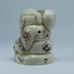 Нэцкэ Монах с мешком на плече