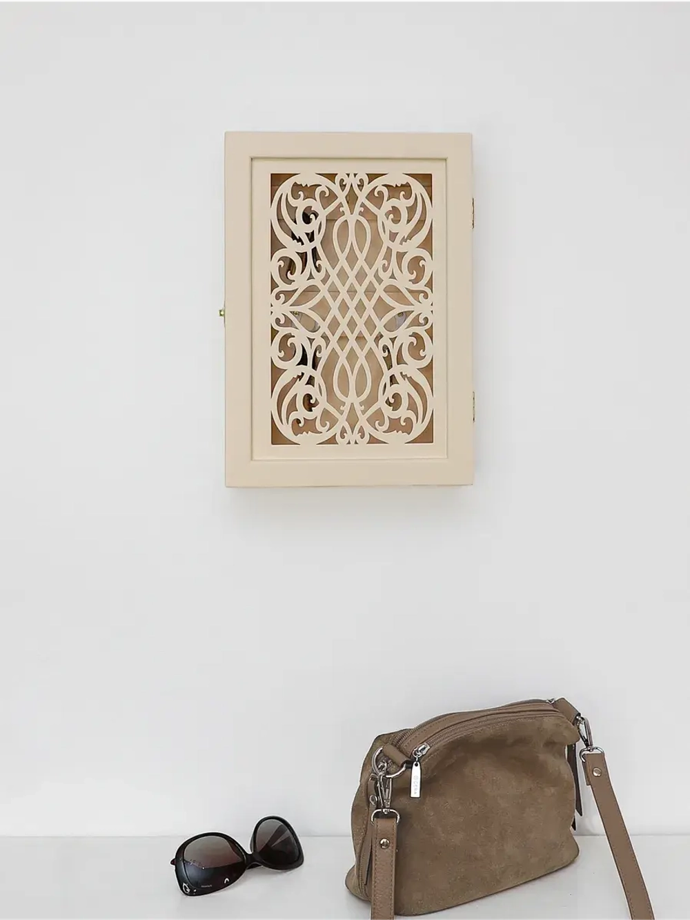 Ключница настенная в прихожую закрытая