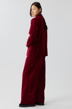 Брюки со складками из бордового бархата