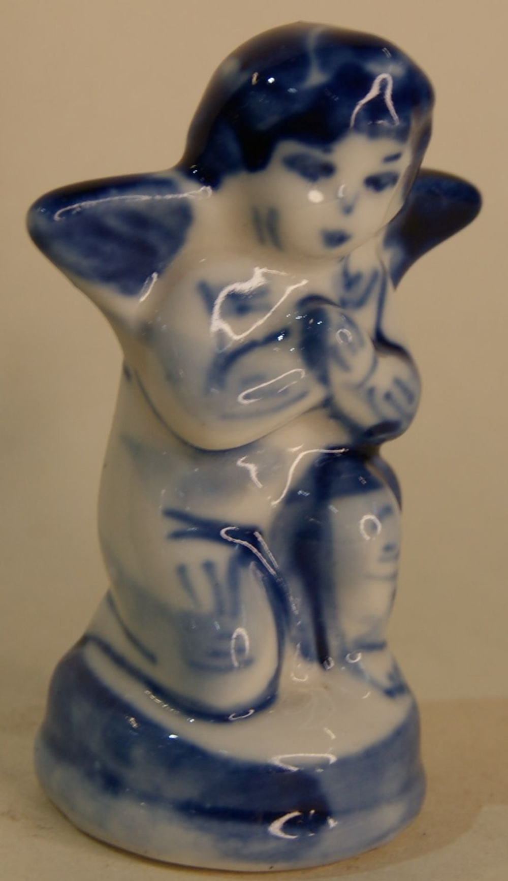 Статуэтка «Ангел». Фарфор. Гжель. 1990-е гг. Высота - 8 см. Клеймо производителя.