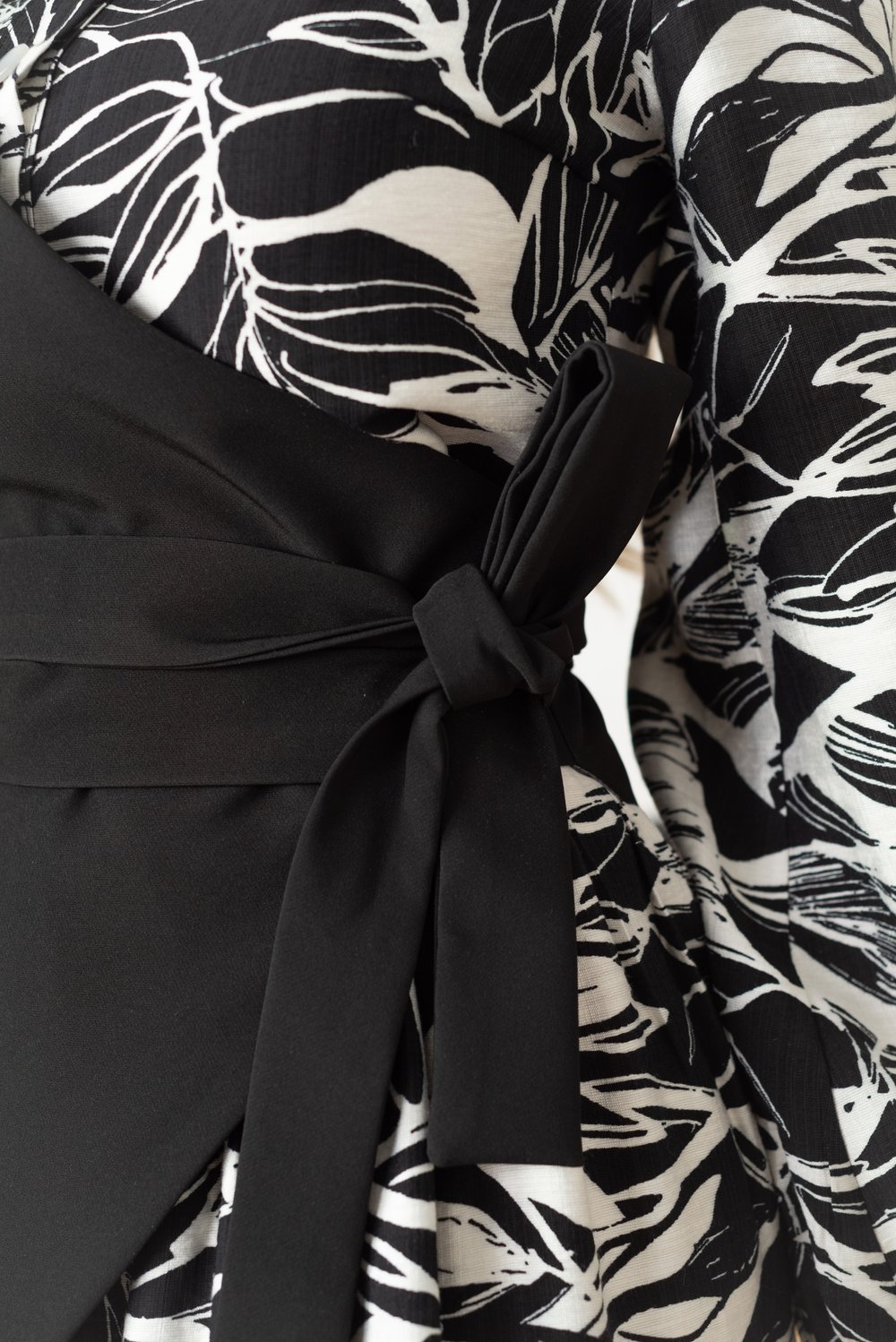 Жилет черный  декоративный  с завязками