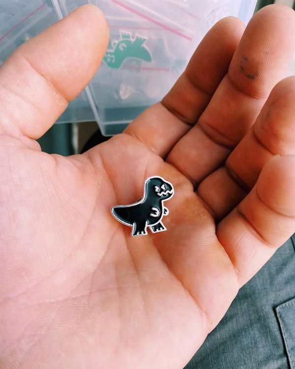Значок Мистер Динозавр Черный - фото 1