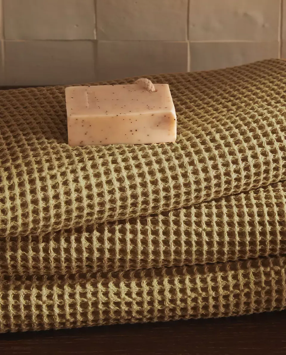 ZARA HOME ПОЛОТЕНЦЕ ИЗ РЕЛЬЕФНОЙ ТКАНИ, ОЛИВКОВЫЙ