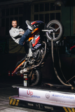 Обучение езде на заднем колесе мотоцикла