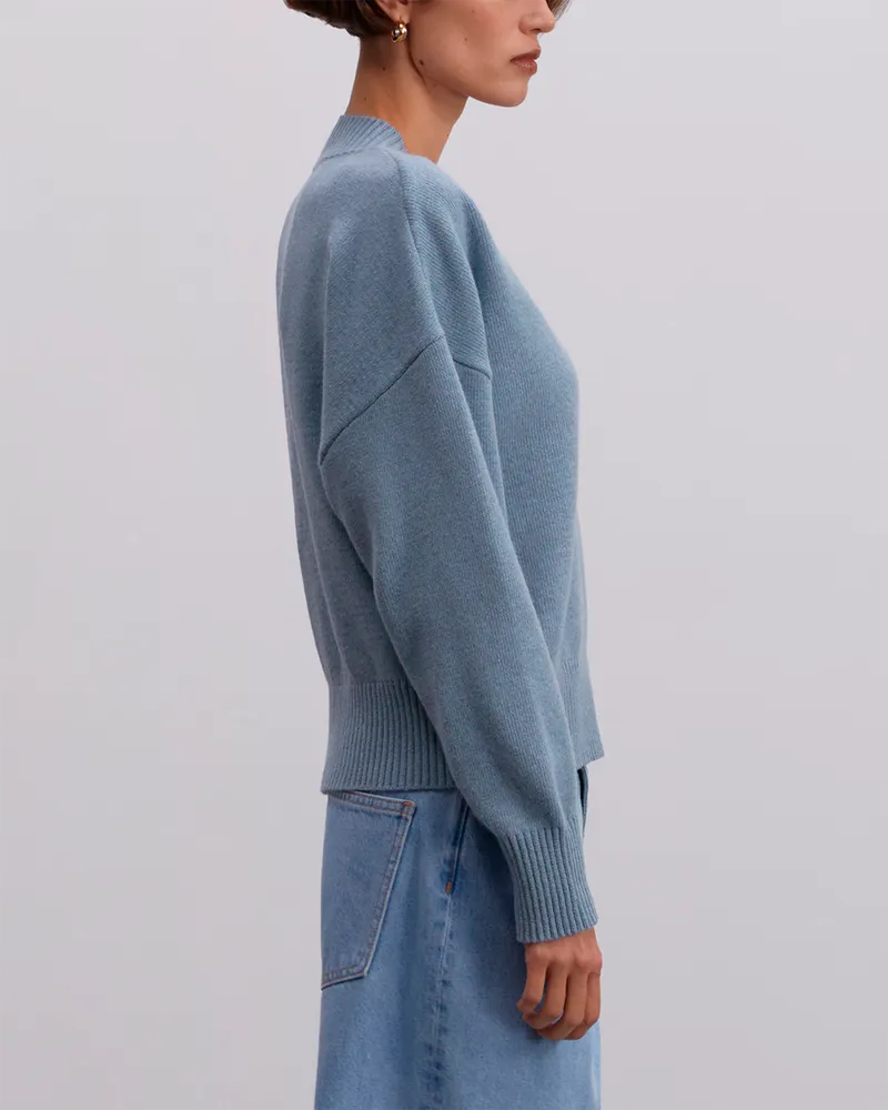 Голубой укороченный свитер из шерсти
