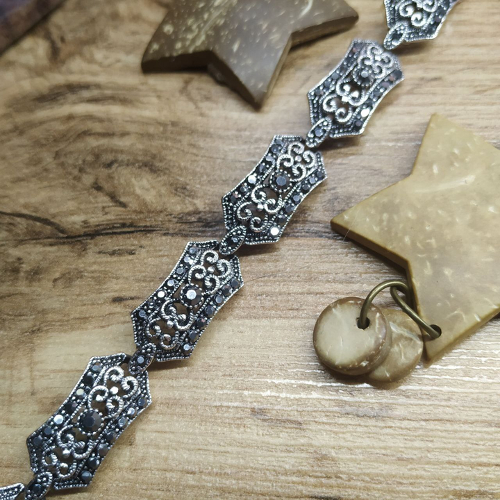 Браслет Vogue Прямоугольник сердца стразы графитовые металл серебристый на красном бархате