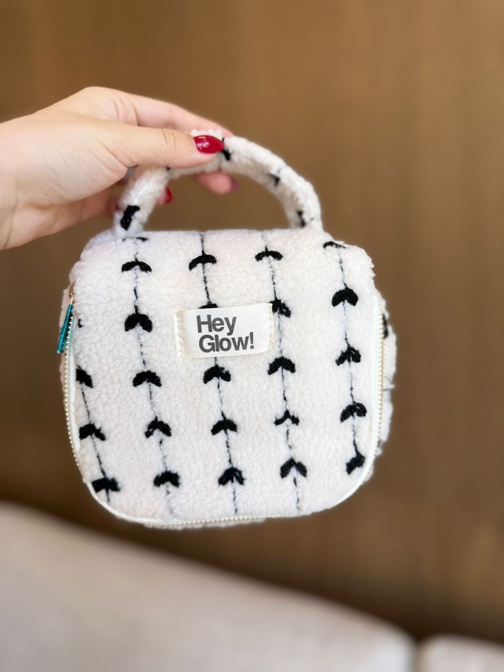 HEY GLOW Меховая косметичка с черными сердечками квадратная