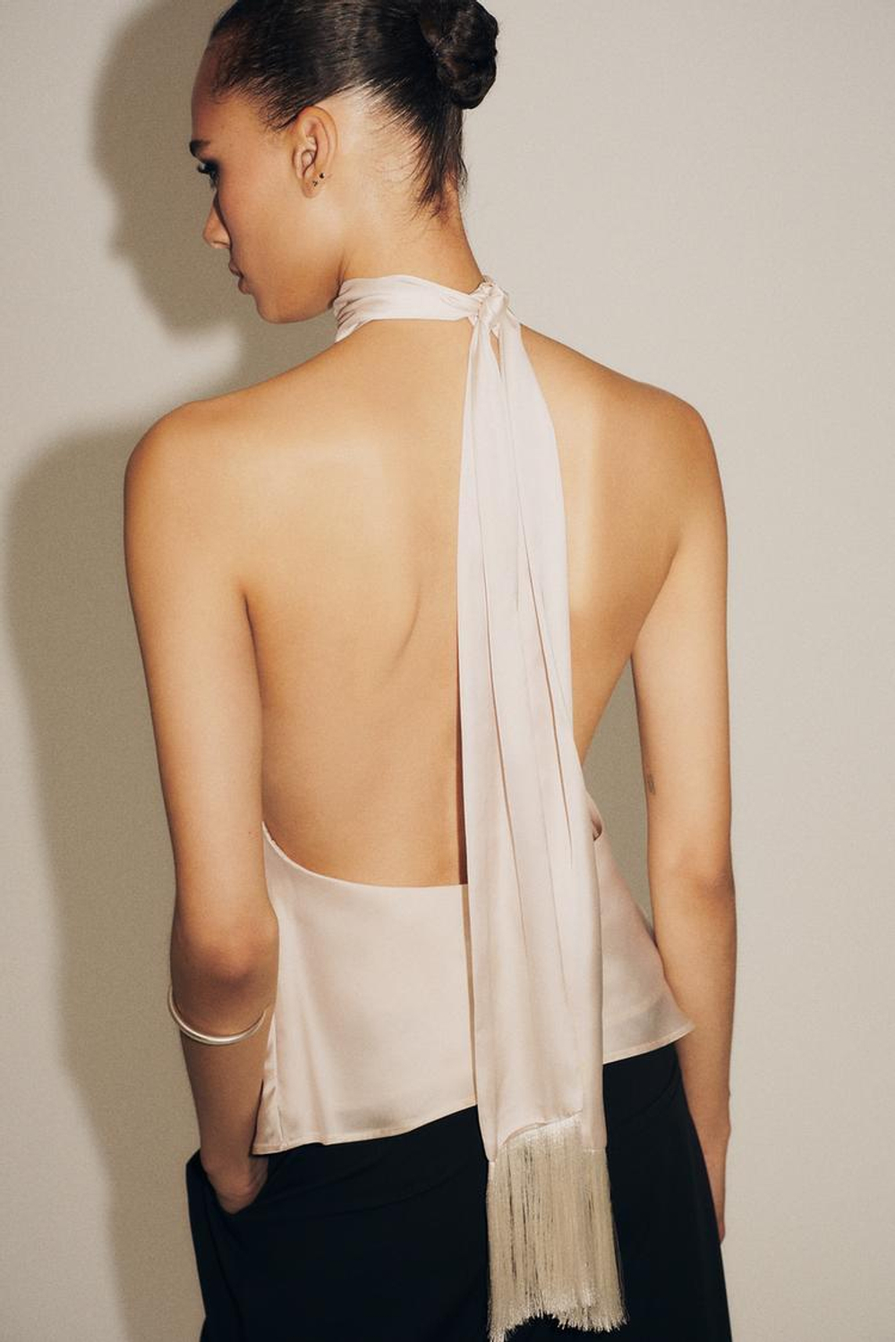 ZARA АТЛАСНЫЙ ТОП С ГОРЛОВИНОЙ ХАЛТЕР И БАХРОМОЙ, ПЕСОЧНЫЙ