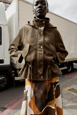 ZARA КУРТКА ИЗ ИСКУССТВЕННОЙ ЗАМШИ С КАПЮШОНОМ, СВЕТЛЫЙ ХАКИ