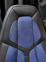 Чехлы Люкс VOLVO FH-13 после 2018 года: водитель от сиденья, пассажир от стойки кабины (один вырез под ремень) (экокожа, черный, синяя вставка)