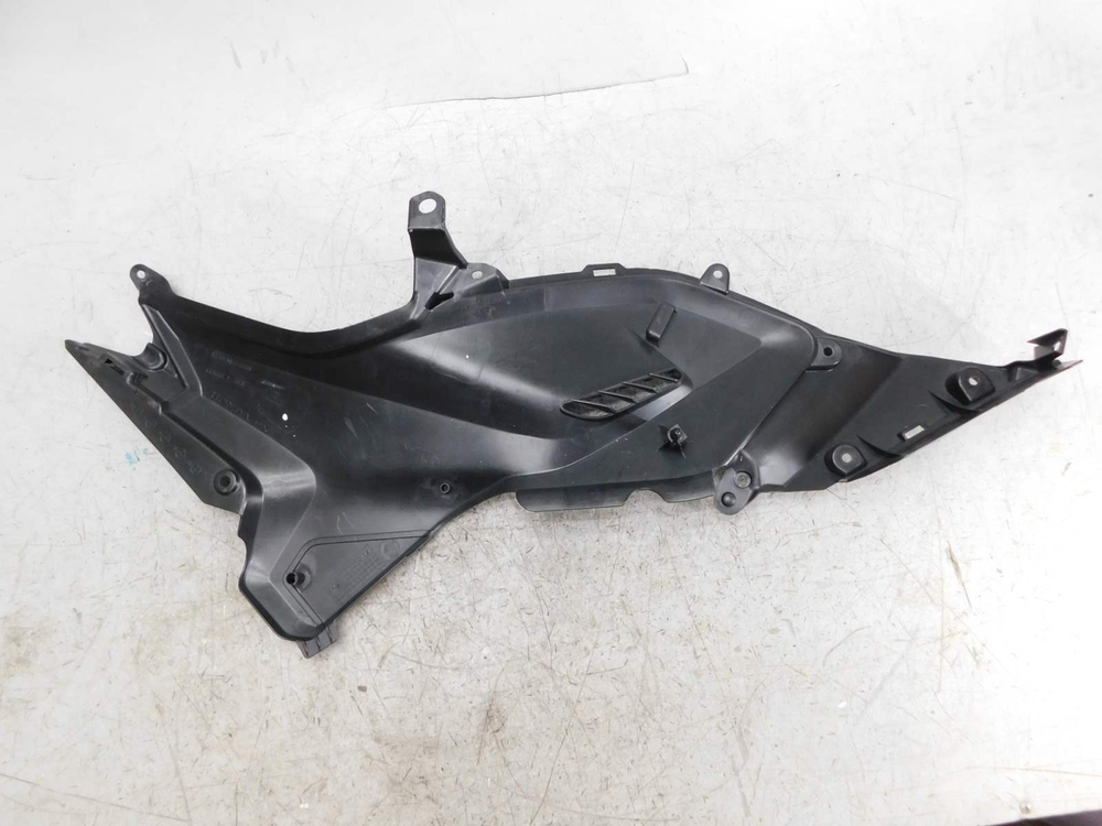 Пластик боковой левый Honda NC700 NC750 83701-MGS-D300.