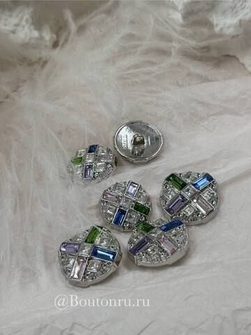 Пуговицы серебристые с разноцветными камнями стразами