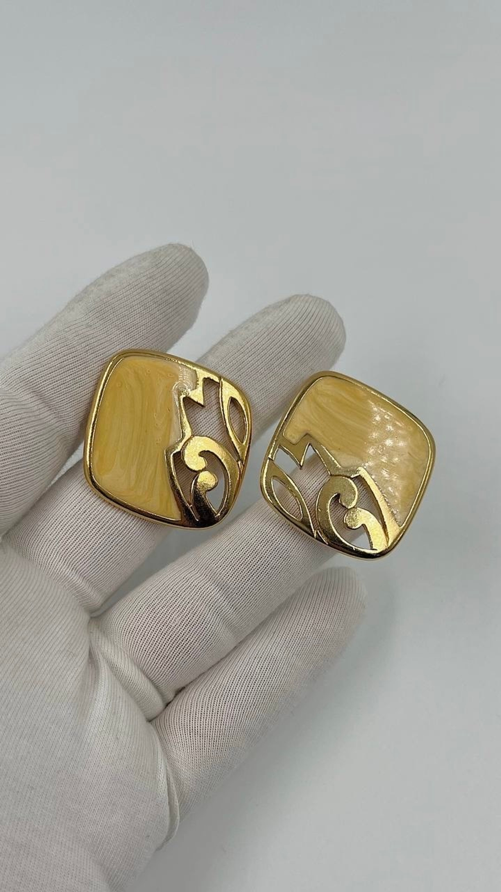 Серьги с бежевой эмалью Avon