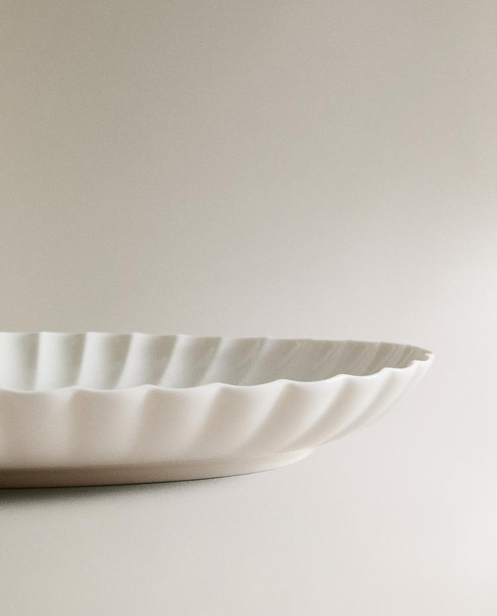 ZARA HOME БЛЮДО ИЗ ФАРФОРА С ВОЛНИСТОЙ КРОМКОЙ, БЕЛЫЙ