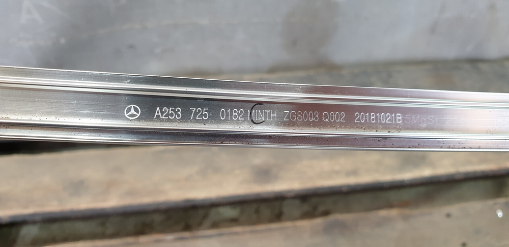 Молдинг двери передней левой Mercedes GLC (X253) 15-нв Б/У Оригинал A2537250182