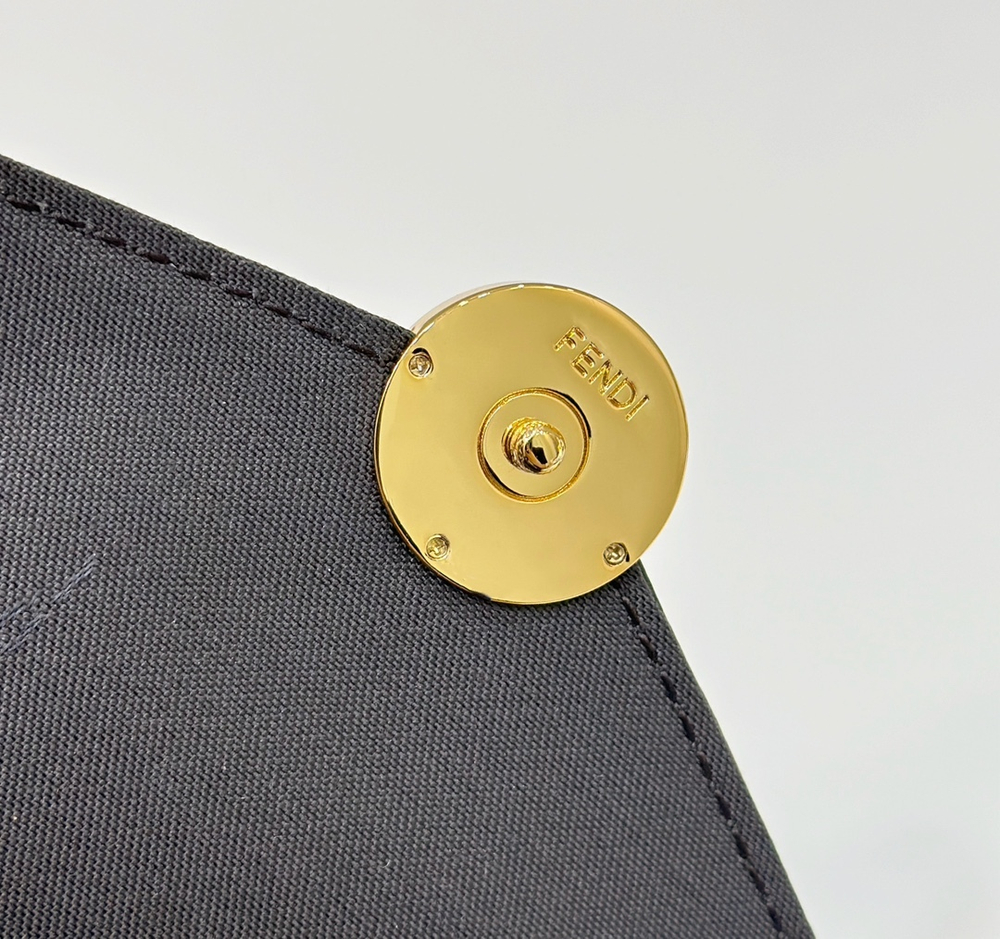 Fendi Clutch 21 cm