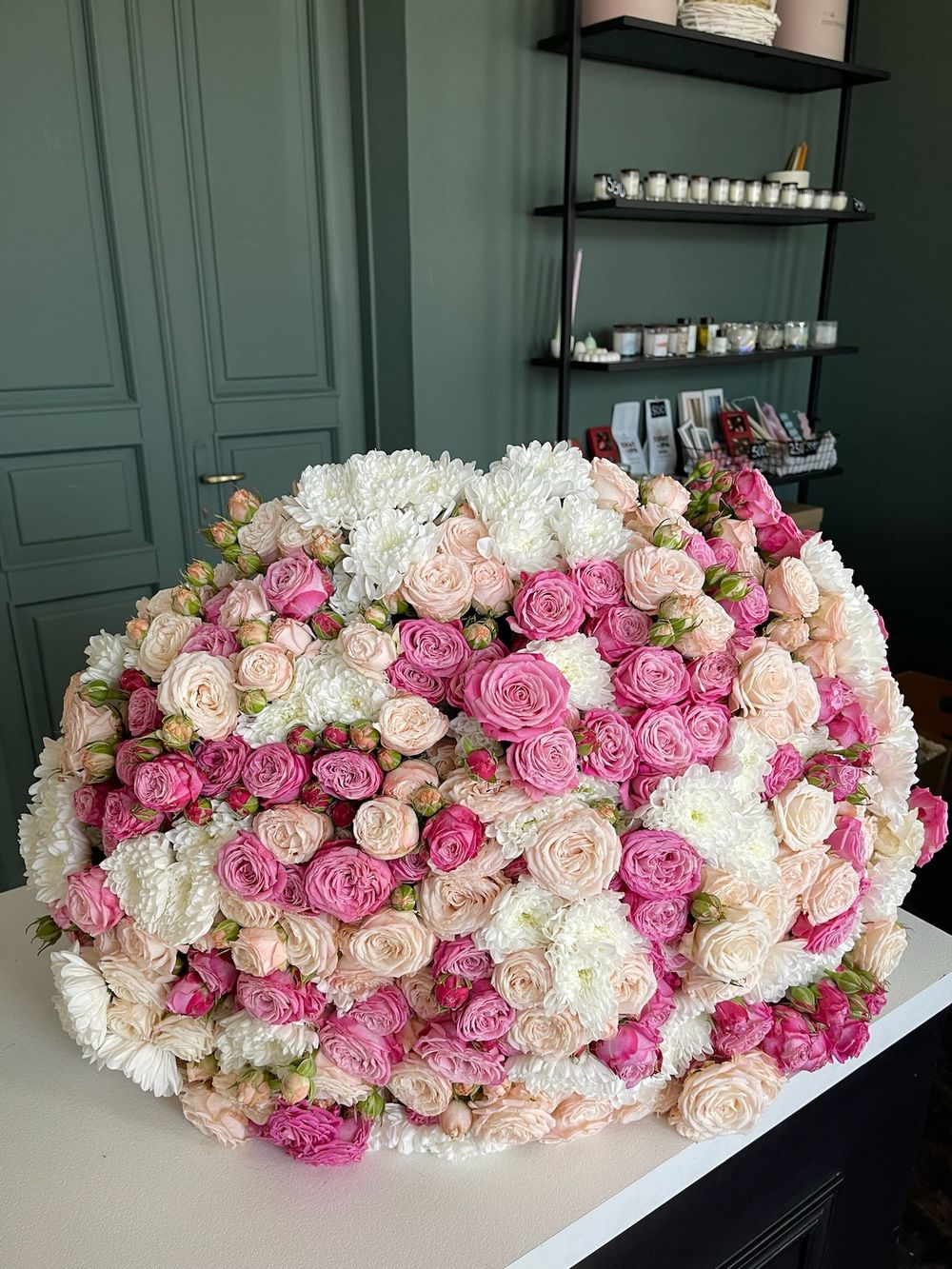 Гранд букет из яркой кустовой пионовидной розы и хризантемы