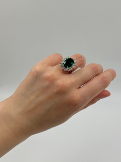 Кольцо с зелёным кристаллом