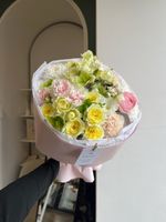 Букет из кустовых роз, хелеборуса, хризантемы и диантусов