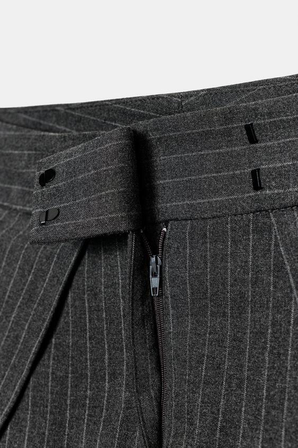 ZARA БРЮКИ В ТОНКУЮ ПОЛОСКУ С ЗАЩИПАМИ — ZW COLLECTION, СЕРЫЙ