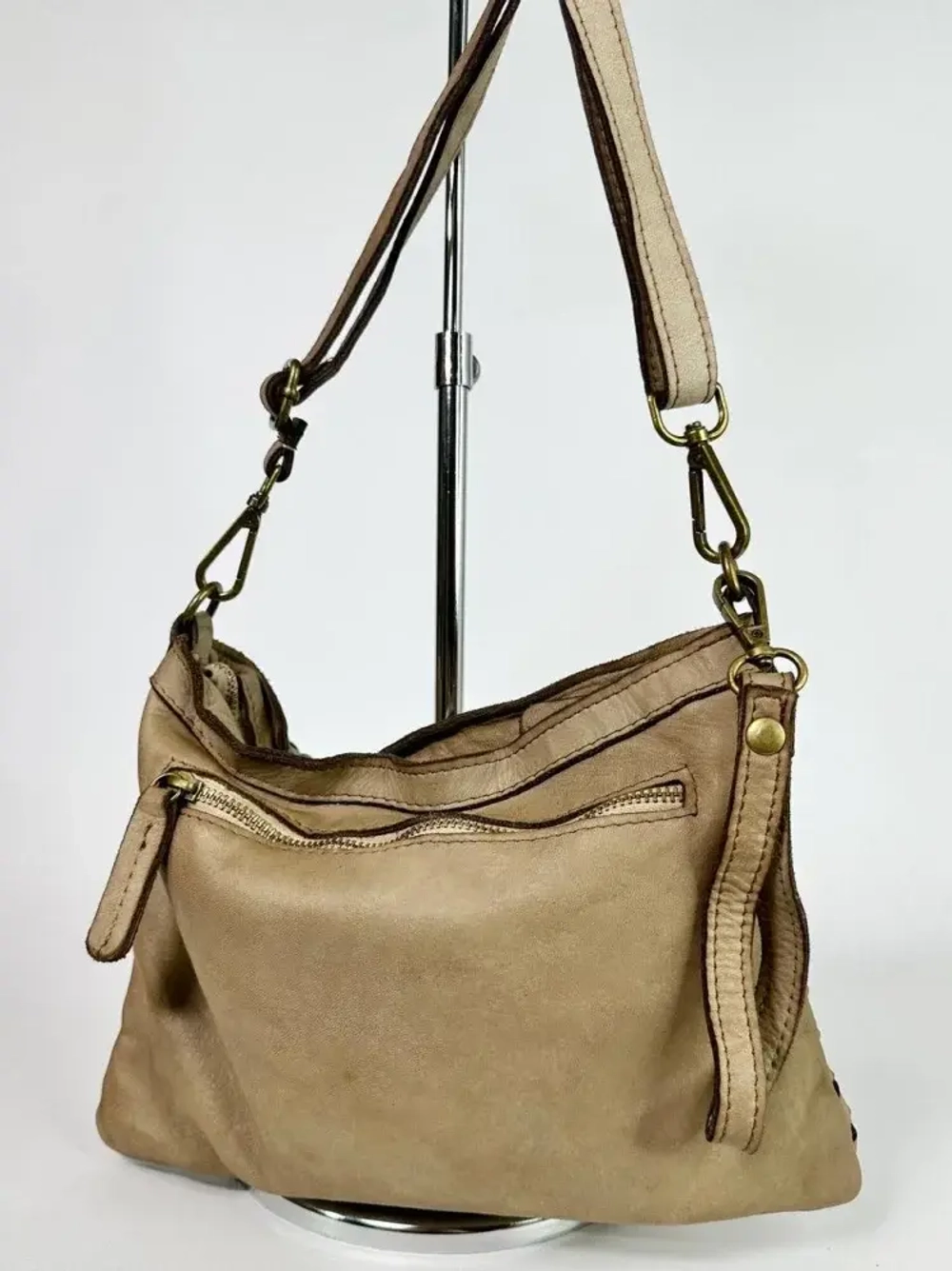 Женская сумка-клатч из натуральной кожи бежевого цвета