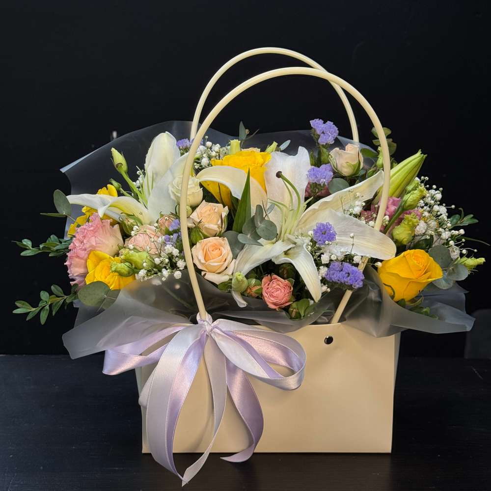 Сумочка с лилией, розами и эустомой