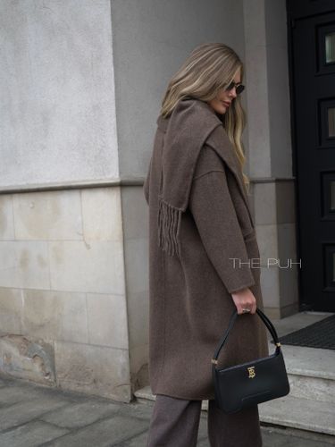 Коричневое удлиненное пальто с шарфом