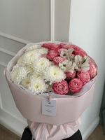 Букет из кустовой пионовидной розы, хризантемы и альстромерии