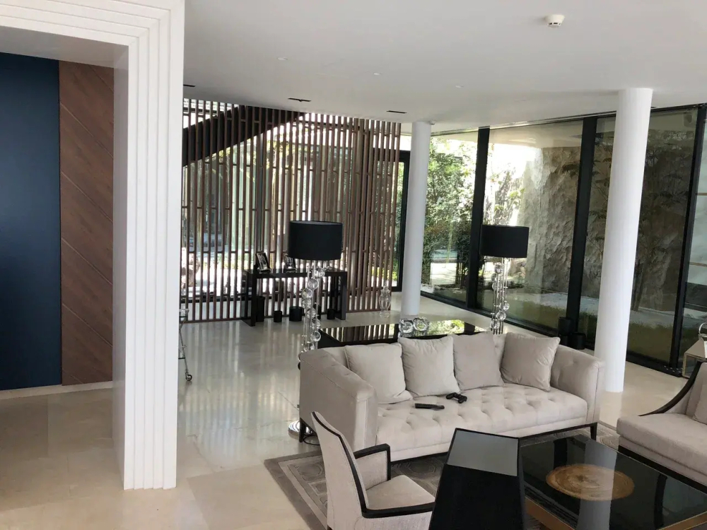 Мягкая мебель для гостиной: диван, кресла и журнальный стол